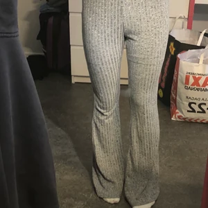 Byxor  - Väldigt fina utsvängda byxor från SHEIN. Super sköna att använda på sommaren. Säljer för 100kr. Storlek XS men lite stor i storleken