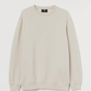 Hm sweatshirt  - En sweatshirt från hm knappt använd tycker inte den passar min hudtyp eller mitt hår, köpt för 200 säljer för 50 pluss spårbar frakt på 66kr