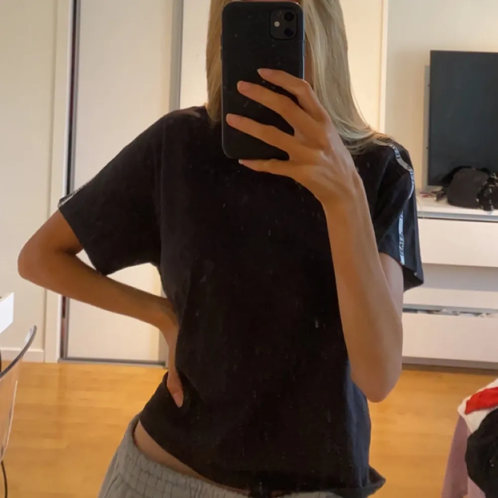 Jätte mysig t-shorts från Levis som tyvärr inte får någon användning. Passar XS, S och M. T-shirts.