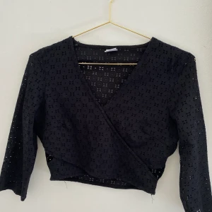 Svart topp - S - Fin topp som passar till det mesta. Den är i storlek S och passar som xs dessutom. 