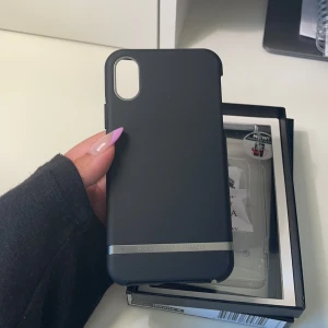 Richmond & Finch iPhone skal x/xs  - Jätte fint iPhone X/XS skal från Richmond & Finch. Knappt använt, i jätte fint skick. Frakt ingår ej. Frakt kostnad beror på vad du önskar. 