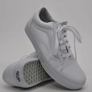 Vita vans - Säljer mina vita vans inköpta i juni innan studenten!  Endast använda 1 gång (på studenten)  Nypris 800:-