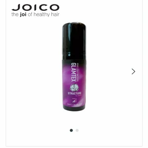 Joico structure glamtex - Helt ny - 50ml - Backcomb Effect Spray Hållbar volym med touperingseffekt, dramatisk höjd o flexibel stadga, omedelbart Sprayen låter kunder och frisörer uppskatta ett hår fyllt med volym i dagar, med en otroligt långvarig och byggbar stadga. Denna torra och lätta texturspray skapar voluminösa looker omedelbart. Från vardaglig volym till stora uppsättningar och mer extrema looker utan en tung eller oljig känsla. Doftar underbart!  Perfekt för: fint till normalt hår i alla längder  nypris 119kr mitt pris 95kr