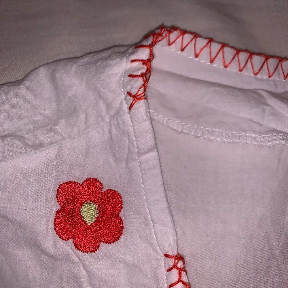 Vitt blommigt linne - Storlek 36 - Den saknar lite tråd i ena axeln men det syns inte när den sitter på - Säljer då den ej används - Köparen står för frakt ❤️🌻🏴‍☠️🌋 . Blusar.