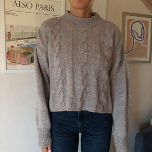 Stickad tröja  - Grå kabelstickad tröja från Asos