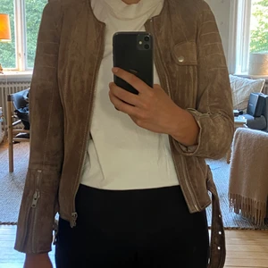 Jofama mocka jacka  - Följer kroppen väldigt bra, köpt för flera år sedan och inte använt på länge! 💜