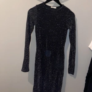 Glitter klänning  - Glitter klänning endast provad, storlek xs