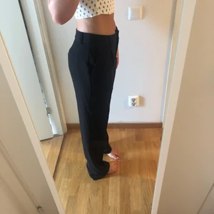 Kostymbyxor  - Komsymbyxor med lite lägre midja från NA-KD i storlek 40. Dem är några centimeter för långa för mig men funkar med höga skor. Lite större storlek för lägre midja. Nypris: 500kr