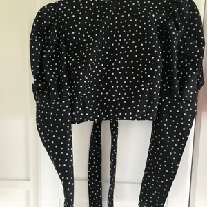 Prickig croptop med puffärmar - Toppen är aldrig använd! 