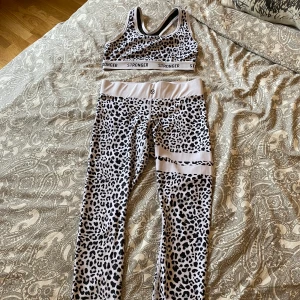 Stronger träningsset Snöleopard S/M - Träningsset från Stronger i färgen Snöleopard. Sport-bhn är i storlek Small och tightsen är i storlek Medium. Mycket stretchiga och sköna! 