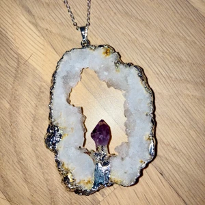 Halsband - Vackert halsband med stendetalj och silvrig kedja, cirka 75 cm i omkrets. Stenen är cirka 6 cm lång. För mer information eller frågor kontakta gärna mig! Köparen står för frakten 💛