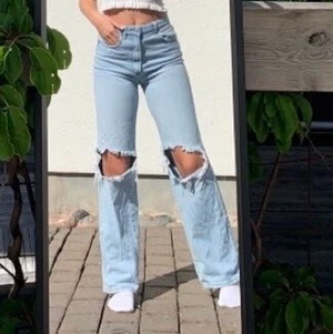 90s high Waist jeans - Säljer dessa snygga jeans från Stradivarius köpta för 500kr, säljes för 250kr +frakt💘 Fint skick! I strl 38