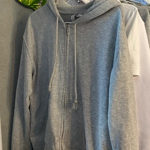 Kofta - Grå basic kofta från hm. Använd runt 5 gånger!💕