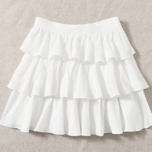 Vit volang kjol - ❌LÅNADE BILDER❌, Säljer nu min vita volang kjol som aldrig har kommit till användning. Storlek S, men passar Xs också! Väldigt snygg och passar till mycket. Har liknande kjolar och säljer därför denna 🙌🏻 Vid frågor skriv på Pm💛💛💛