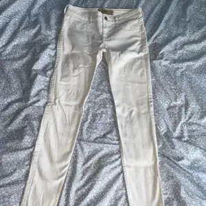 Vita skinny Hollister jeans storlek 25, längd 31 i superfint skick. 