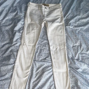 Hollister jeans w 25/31 - Vita skinny Hollister jeans storlek 25, längd 31 i superfint skick. 