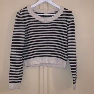 Stickad tröja - Superfin svartvit stickad tröja från H&M Divided i storlek 34 (passar XS och X). Croppad vid midjan vilket gör att den sitter snyggt. Sparsamt använd🧡