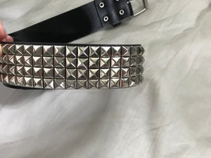 Nitbälte - Coolt nitbälte köpt secondhand, fint skick förutom att två av ringarna till hålen trillat av (se bild 3), hela skärpet är 103 cm långt