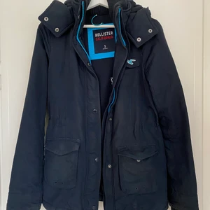 Hollister jacka S Mörkblå - Mörkblå jacka med färgdetalj på dragkedjan i storlek S. Fleecefodrad och väldigt skön höstjacka i mycket bra skick🍁