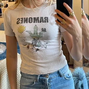 Baby tee - Baby tee från Urban Outfitters i storlek L