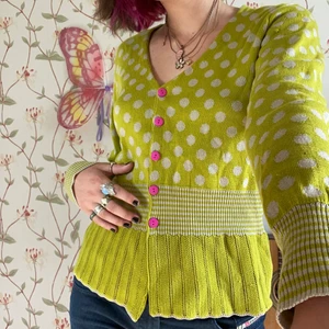 sötaste koftan ! - en så söt kofta i riktigt bra kvalitet som är riktigt unikt💞 härlig fairy vibe som kan stylas på massa sätt men passar perfekt i fokus 💞 XS/S/M baserat på passform, jag brukar ha S 💞