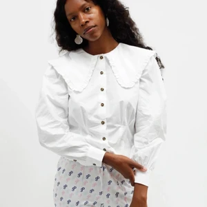 Skjorta från ganni i XS - Jag älskar den här men har inte på mig den tillräckligt 😭 Världens finaste skjorta som är perfekt under en väst, en stickad tröja, eller bara som den är.