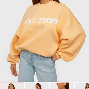 Sweatshirt  - En helt ny oanvänd sweatshirt från Nelly. Lite Overzized i modellen men väldigt mjuk och skön i tyget. Med en fin ljus gul färg.