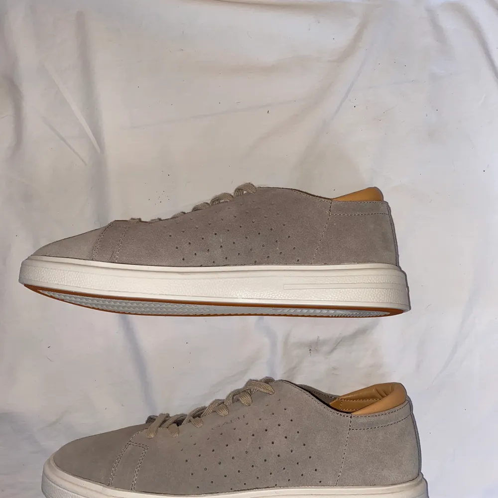 Gant sneaker Modell: Fairville Färg: Grå Material: Mocka och skinn Kondition: 10/10, oanvända (ingen låda) Nypris: 1399. Skor.