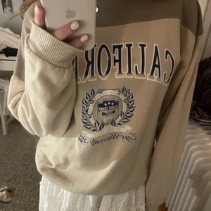 College tröja - Snygg oversize tröja med tryck, helt ny! Fraktar eller möts upp i Stockholm🧡