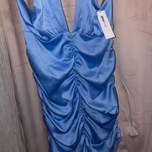 Helt ny och oanvänd klänning från Gina trico. Silke material,jättefin blå färg! Nypris 499kr st 42 men passar mig som är en m