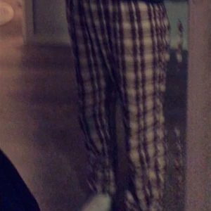 Pyjamas byxor  - Säljer nu mina röd/rosa pyjamas byxor för 20kr buda upp. Använd mycke men fint skick. Skriv för mer bilder. Vet tyvärr inte vart dom kommer från 