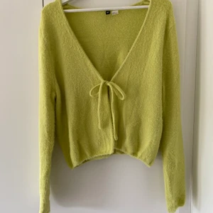 Neongrön/gul kofta H&M strl XL - Extremt mjuk neongrön/gul kofta med snörning från H&M strl XL