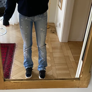 Dolce & Gabbana jeans - Intressekoll på mina snygga Dolce & Gabbana jeans. Dem är ljusblå med massa slitningar. Dem är lågmidjade och långa på mig som är 165cm☺️bud: 620kr