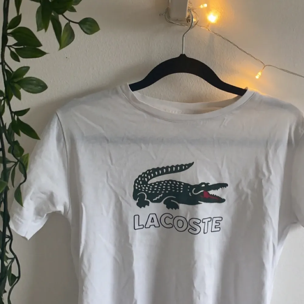 Lacoste T-shirt vit ifrån kidsbrandstore, 14 år men skulle säga s/xs, köpte runt 300 och säljer för 60, säljer fler liknande märkes T-shirts. T-shirts.