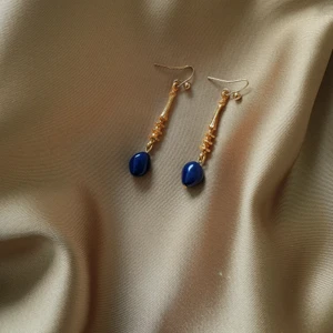 Örhängen med blå sten - Dessa örhängen köpte jag second hand med har aldrig använt och de är i jättebra skick. De har en blå sten längst.