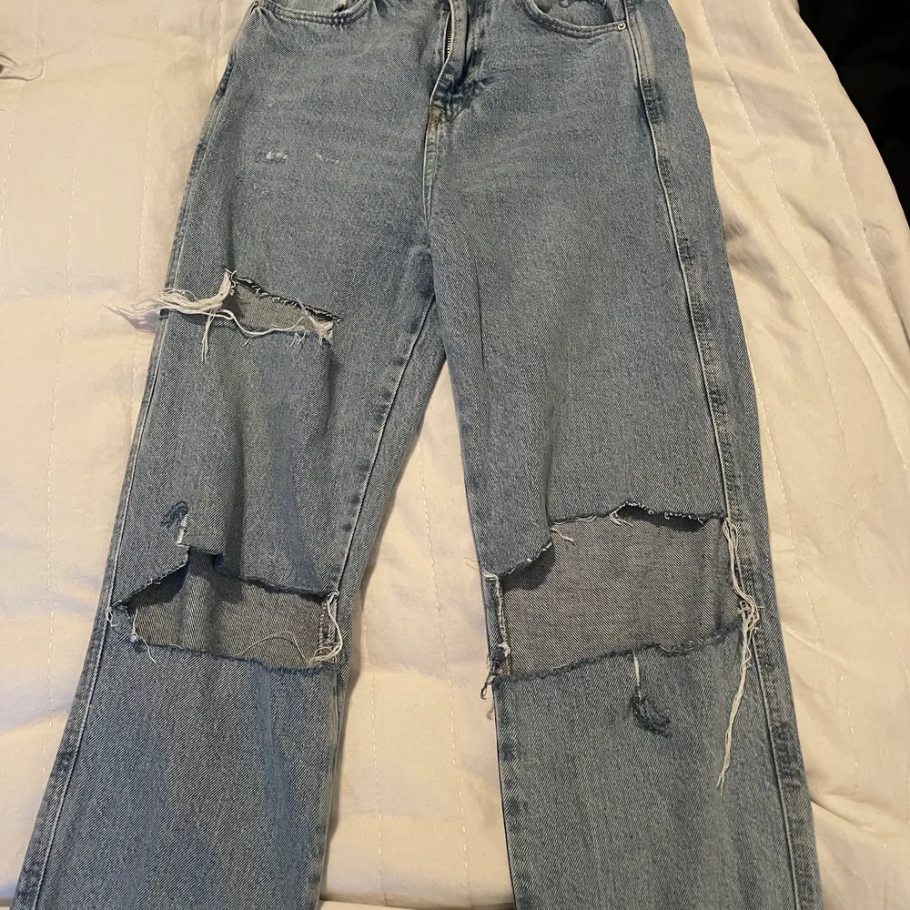 Säljer dessa trendiga jeans från Zara med hål då de är för små. . Jeans & Byxor.