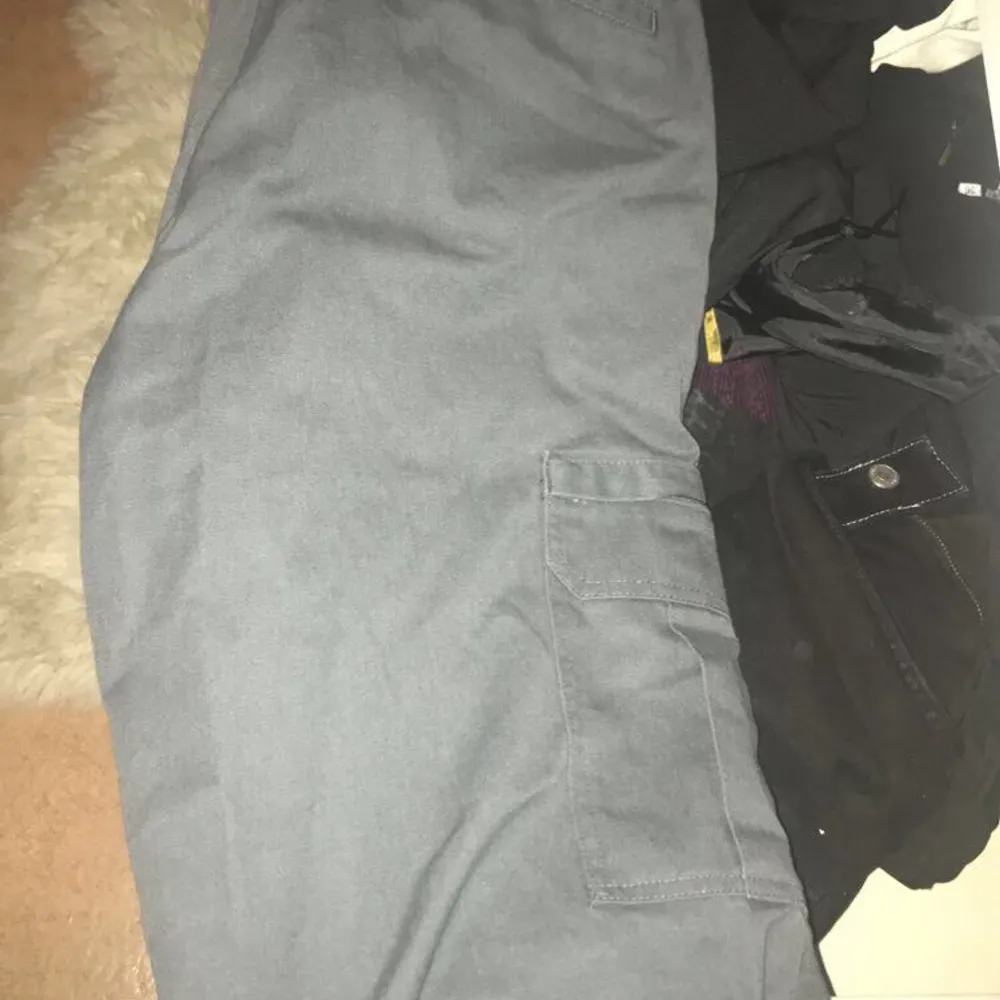 Dickies cargo pants i storlek 36x32, färgen är mörkgrå-ish. Jeans & Byxor.