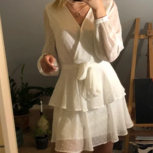 Vit volangklänning - En super fin och festlig volangklänning från Gina Tricot. Prisplappen kvar då den tyvärr aldrig kommt till använding🤍