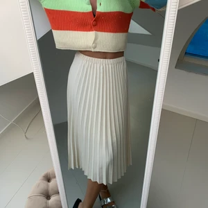 Beige kjol - Så fin beige kjol, nästan helt oanvänd💕💕