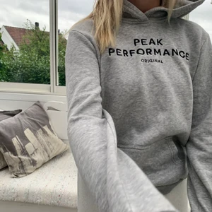 peakhoodie - hoodie i fint skick från peak performance. 170 men passar mig med s