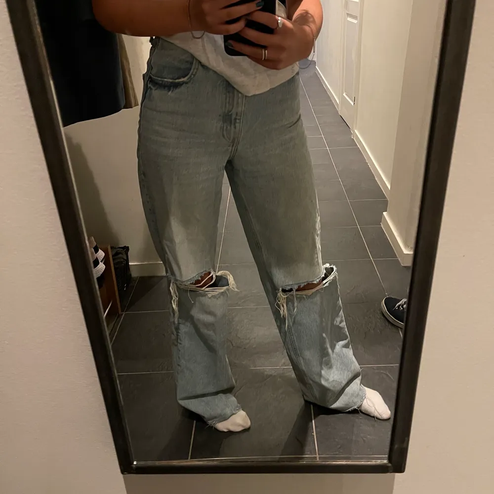 Vida zara jeans. Använda antal gånger. Storlek 34 med lång modell (är 171cm) Budgivning sker tills 20 augusti. Direkt pris kan diskuteras privat💕 . Jeans & Byxor.