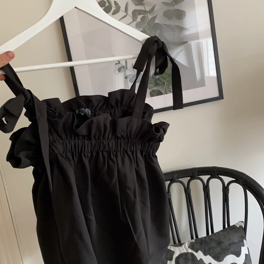 Svart topp med rosetter