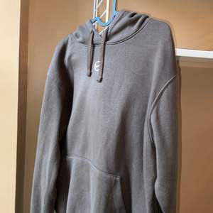 Oanvänd hoodie från Nike med swoosh logga i silver! Slutsåld.