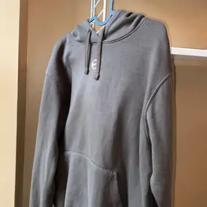 Oanvänd hoodie från Nike med swoosh logga i silver! Slutsåld.