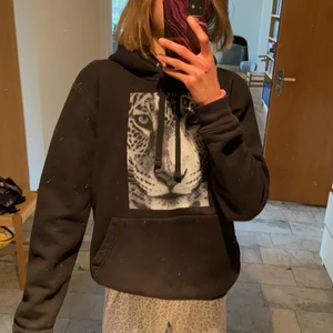The cool elephant hoodie med leopard - The cool elephant hoodie med leopard som använts ett antal gånger men är i jättebra skick. Köparen står för frakten! Om flera är intresserade så buda. 🖤