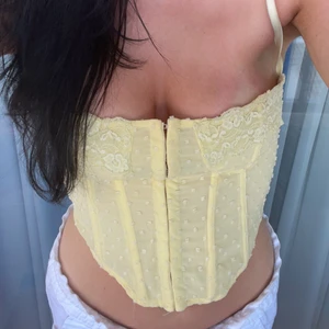 Gul korsett  - Gul korsett topp storlek 40 passar mig som är en S med strl 75B i bh storlek. Använd en gång på dessa bilder, nypris 379kr