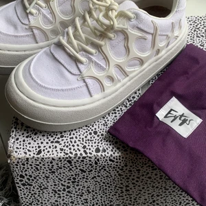 Eytys sonic canvas white  - Dessa slutsålda skor har endast använts 1 gång och ser i princip helt nya ut. Orginalförpackning (dustbag och kartong) medföljer. Köptes för 2250kr. Fraktkostnaden står jag för. OBS! Kan tänka mig att förhandla priset🥰 Nuvarande bud ligger på 1100