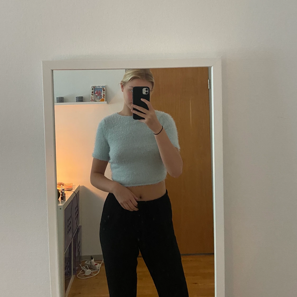 Mintgrön fluffig topp med öppen rygg  - 90