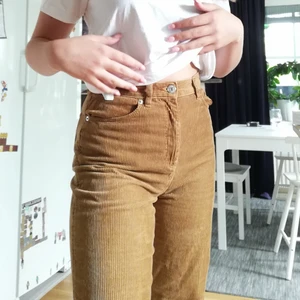 Manchesterbyxor  - Snyggaste manchesterbyxorna!! Perfekta färgen, strl 36 och knappt använda. Jag är 170cm! (obs smutsig spegel) 🤩