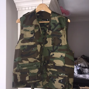 Camo/Arme/Militär väst - Oanvänd camoflage väst, passar XS-L